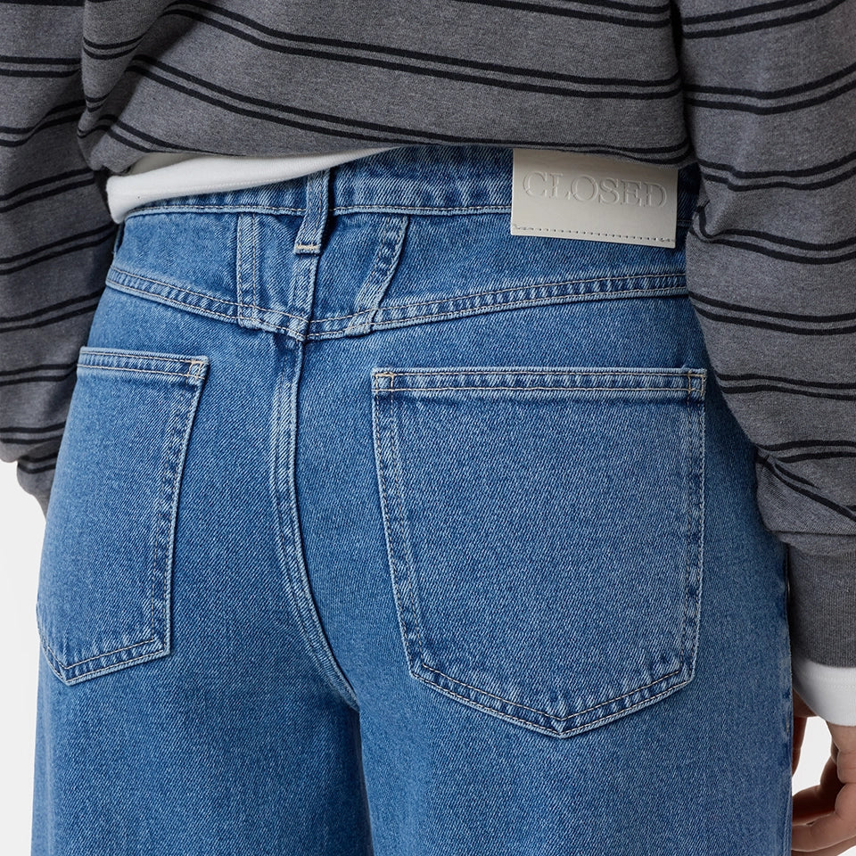 Kroje jeansów, które trzeba mieć w sezonie FW26/27