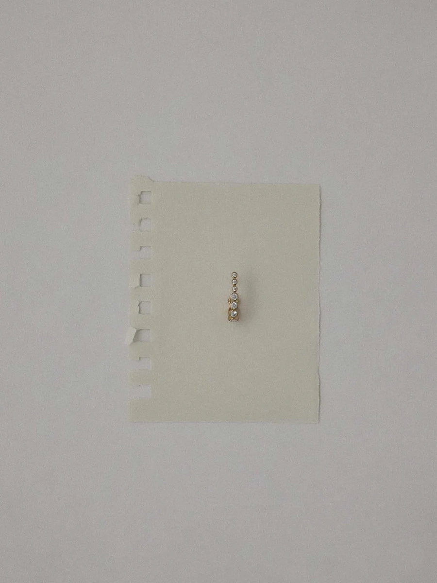 Pozłacane kolczyki 12061 Oda RAGBAG z białymi cyrkoniami o zróżnicowanej wielkości. Zapinane na sztyfty. 