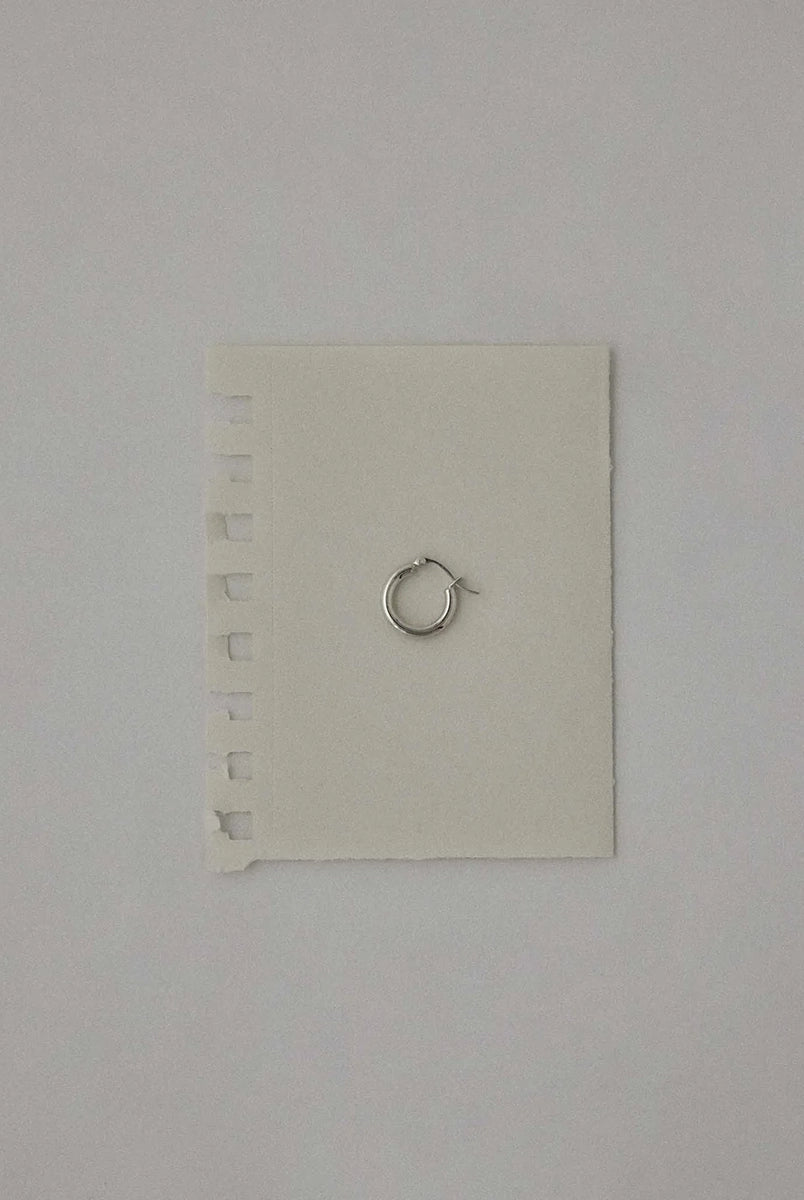 Małe, srebrne, klasyczne kolczyki kółka 12100 Oda Small Hoops RAGBAG. Posiadają angielskie zapięcie.