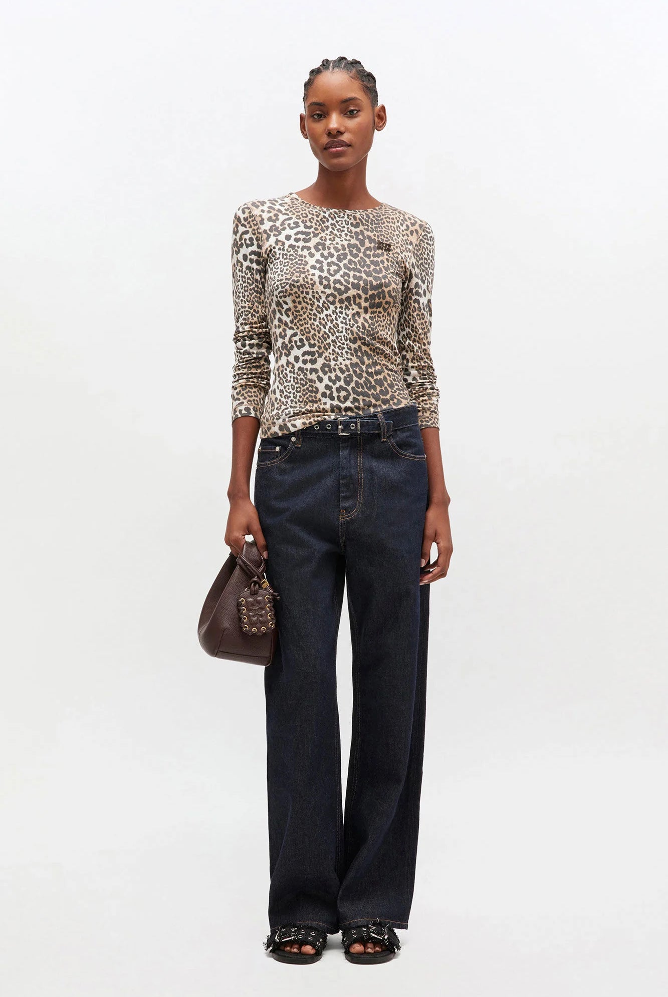 Klasyczny, dopasowany longsleeve Soft Cotton Rib Print Leopard marki GANNI w wyrazisty print w panterkę. Ma okrągły dekolt i długie, dopasowane rękawy. Na lewej piersi posiada subtelne logo marki. Wykonany z miękkiej tkaniny z bawełny organicznej i elastanu.
-Dopasowany krój
-Panterkowy print
-Zamów longsleeve w swoim standardowym rozmiarze