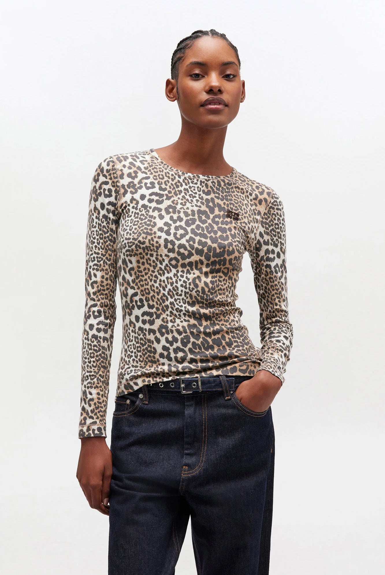 Klasyczny, dopasowany longsleeve Soft Cotton Rib Print Leopard marki GANNI w wyrazisty print w panterkę. Ma okrągły dekolt i długie, dopasowane rękawy. Na lewej piersi posiada subtelne logo marki. Wykonany z miękkiej tkaniny z bawełny organicznej i elastanu.
-Dopasowany krój
-Panterkowy print
-Zamów longsleeve w swoim standardowym rozmiarze