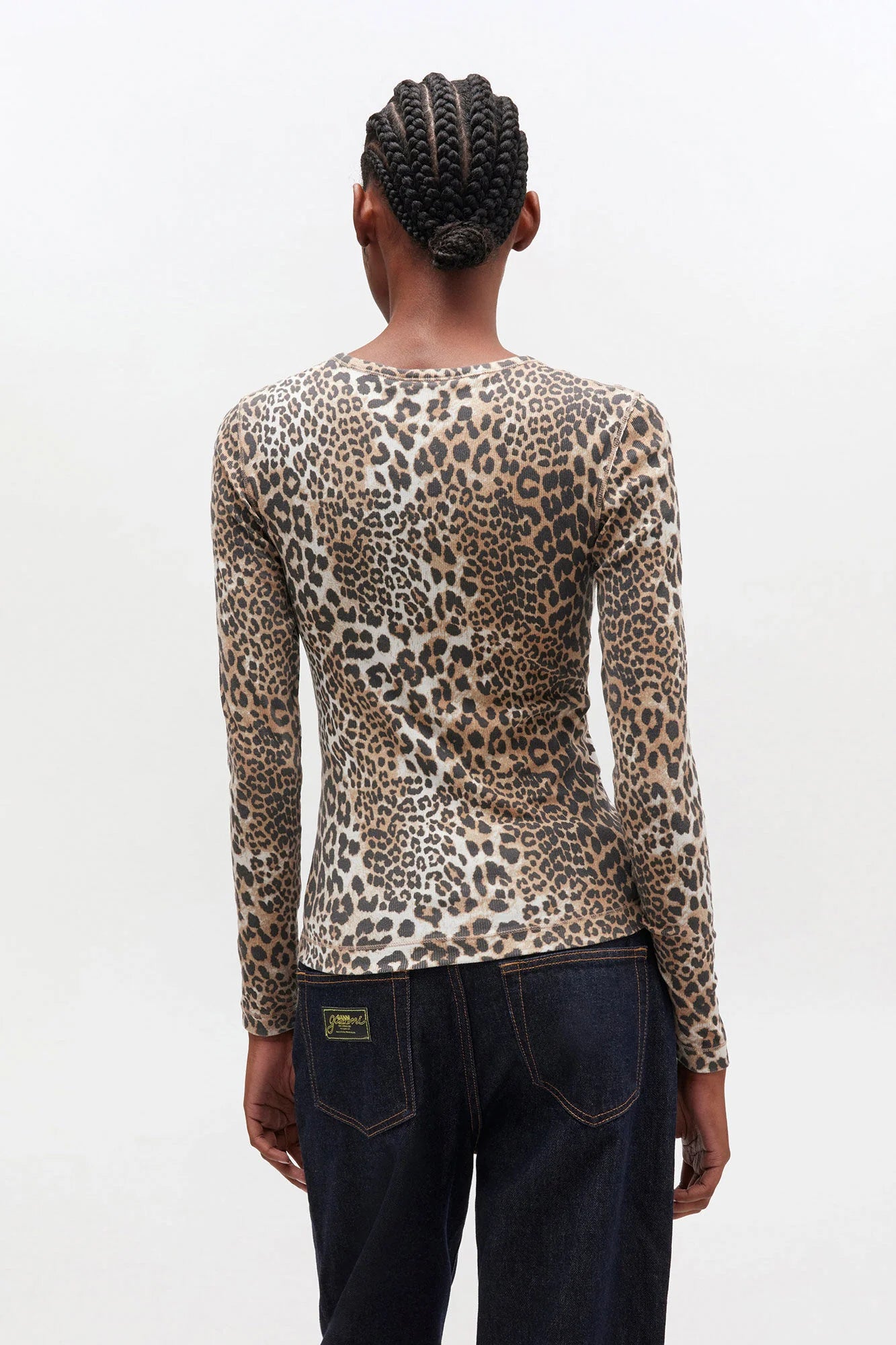 Klasyczny, dopasowany longsleeve Soft Cotton Rib Print Leopard marki GANNI w wyrazisty print w panterkę. Ma okrągły dekolt i długie, dopasowane rękawy. Na lewej piersi posiada subtelne logo marki. Wykonany z miękkiej tkaniny z bawełny organicznej i elastanu.
-Dopasowany krój
-Panterkowy print
-Zamów longsleeve w swoim standardowym rozmiarze