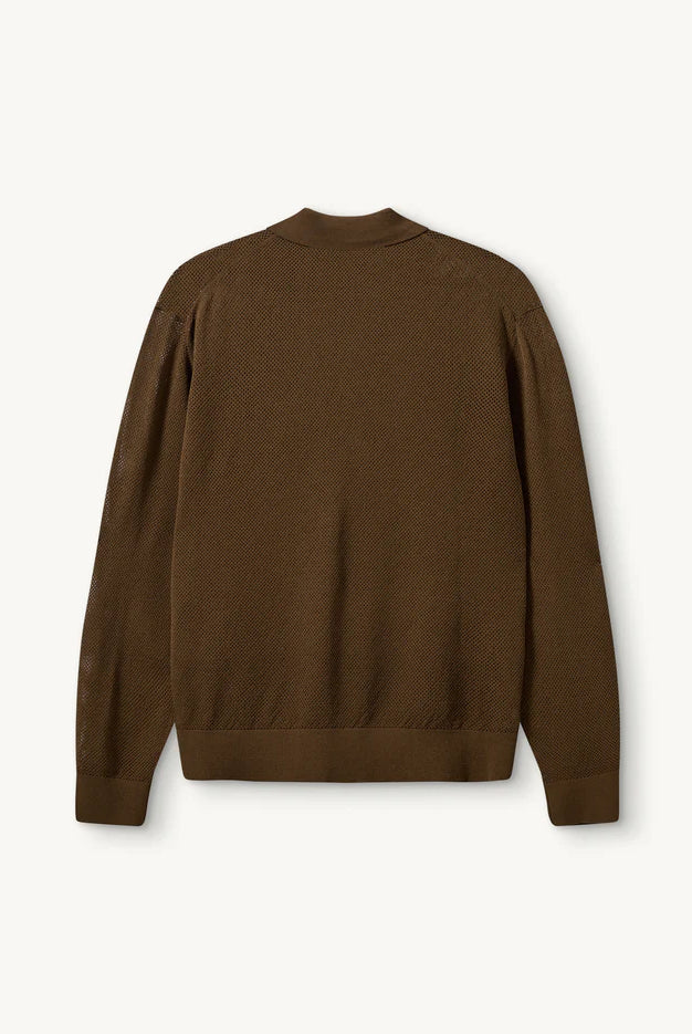 Luźna bluzka polo z kołnierzykiem Madison The Garment. Przy dekolcie zapinana na guziki. Bluzka ma luźny fason i prosty krój. Wykonana z cienkiej dzianiny z drobnym, ażurowym wzorem