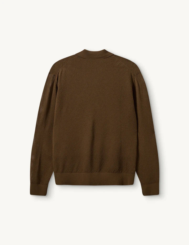 Luźna bluzka polo z kołnierzykiem Madison The Garment. Przy dekolcie zapinana na guziki. Bluzka ma luźny fason i prosty krój. Wykonana z cienkiej dzianiny z drobnym, ażurowym wzorem