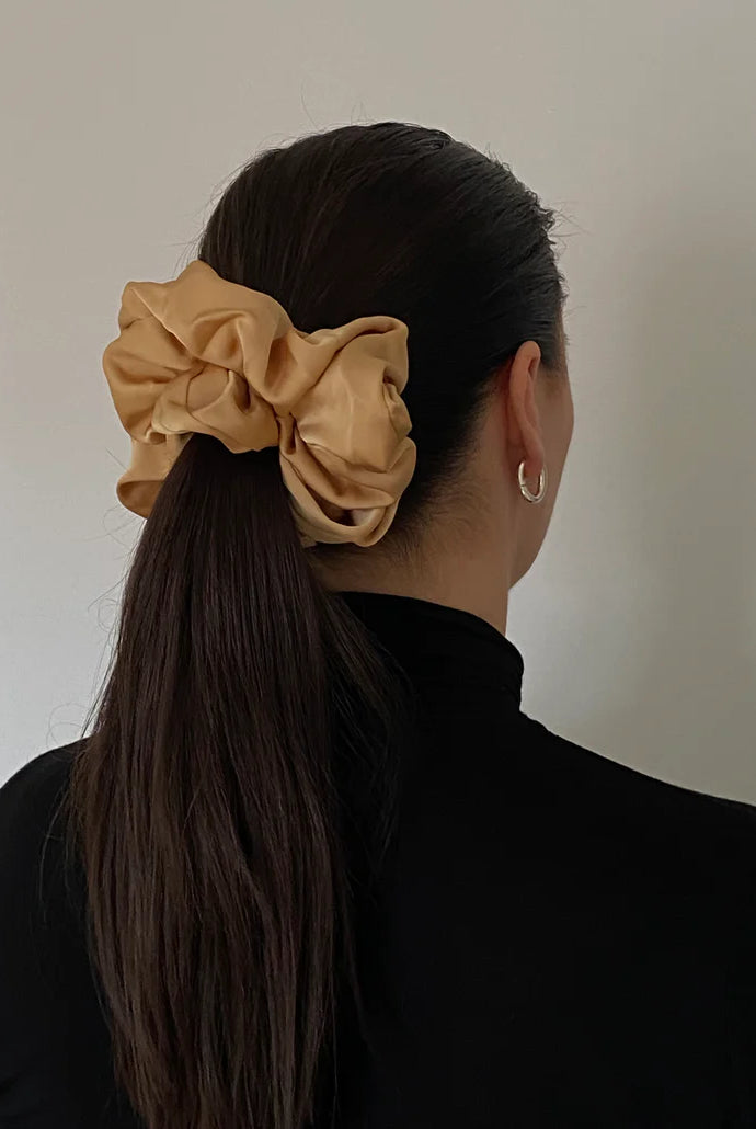 Duża, satynowa, granatowa gumka do włosów scrunchie Cali Pico Copenhagen. Wykonana ręcznie. Dodatek, który podkręci każdą stylizację.