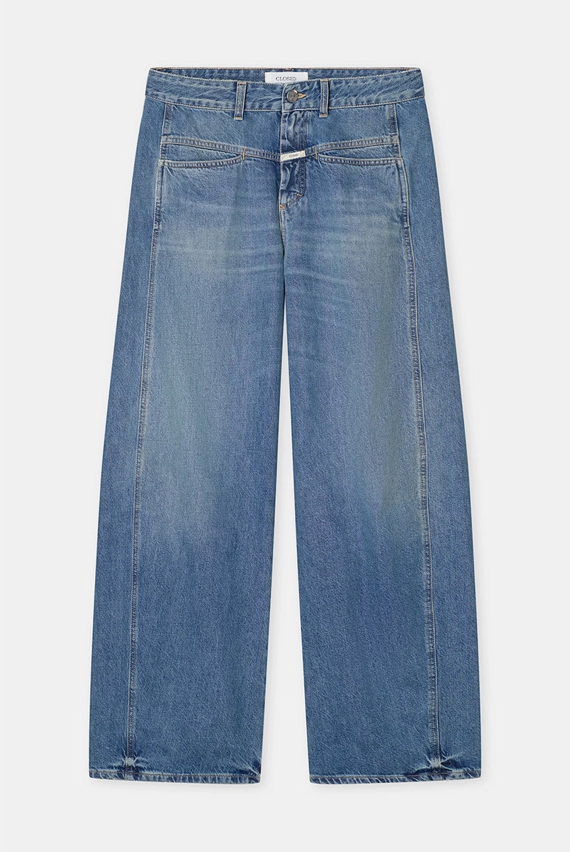 Luźne jeansy Tori-X CLOSED ze średnim stanem o kroju barrel z szeroką, długą nogawką. Wykonane z miękkiego, bawełnianego denimu z wytarciami. Z przodu posiadają charakterystyczne dla marki, skośne kieszenie i niewielką naszywkę z logo.