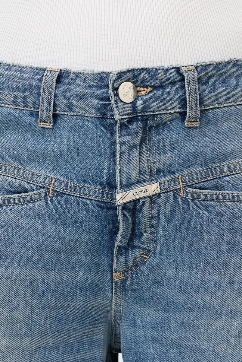 Luźne jeansy Tori-X CLOSED ze średnim stanem o kroju barrel z szeroką, długą nogawką. Wykonane z miękkiego, bawełnianego denimu z wytarciami. Z przodu posiadają charakterystyczne dla marki, skośne kieszenie i niewielką naszywkę z logo.