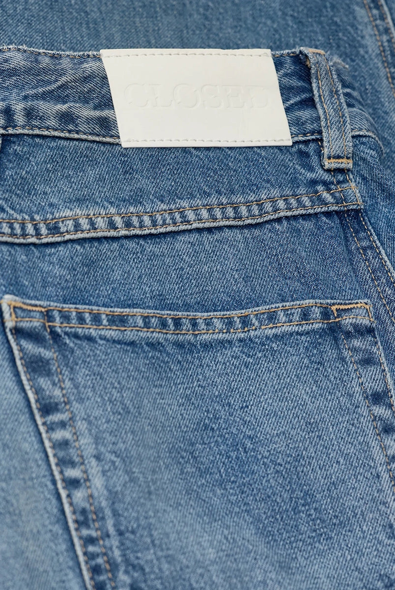 Luźne jeansy Tori-X CLOSED ze średnim stanem o kroju barrel z szeroką, długą nogawką. Wykonane z miękkiego, bawełnianego denimu z wytarciami. Z przodu posiadają charakterystyczne dla marki, skośne kieszenie i niewielką naszywkę z logo.
