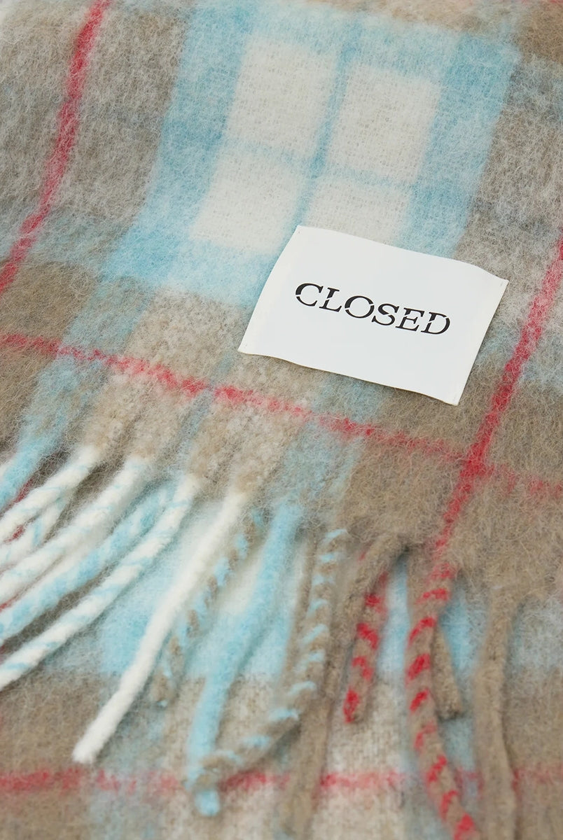Ciepły, duży szalik w kratę CLOSED z frędzlami. Posiada dużą naszywkę z logo marki. Wykonany z miękkiej dzianiny z alpaką.