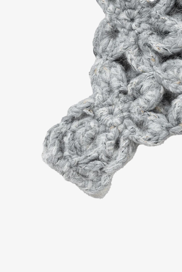 Gruba, dziergana, ażurowa bonetka Alpaca Crochet Bonnet GANNI wykonana z bardzo miękkiej dzianiny z wełną i alpaką.