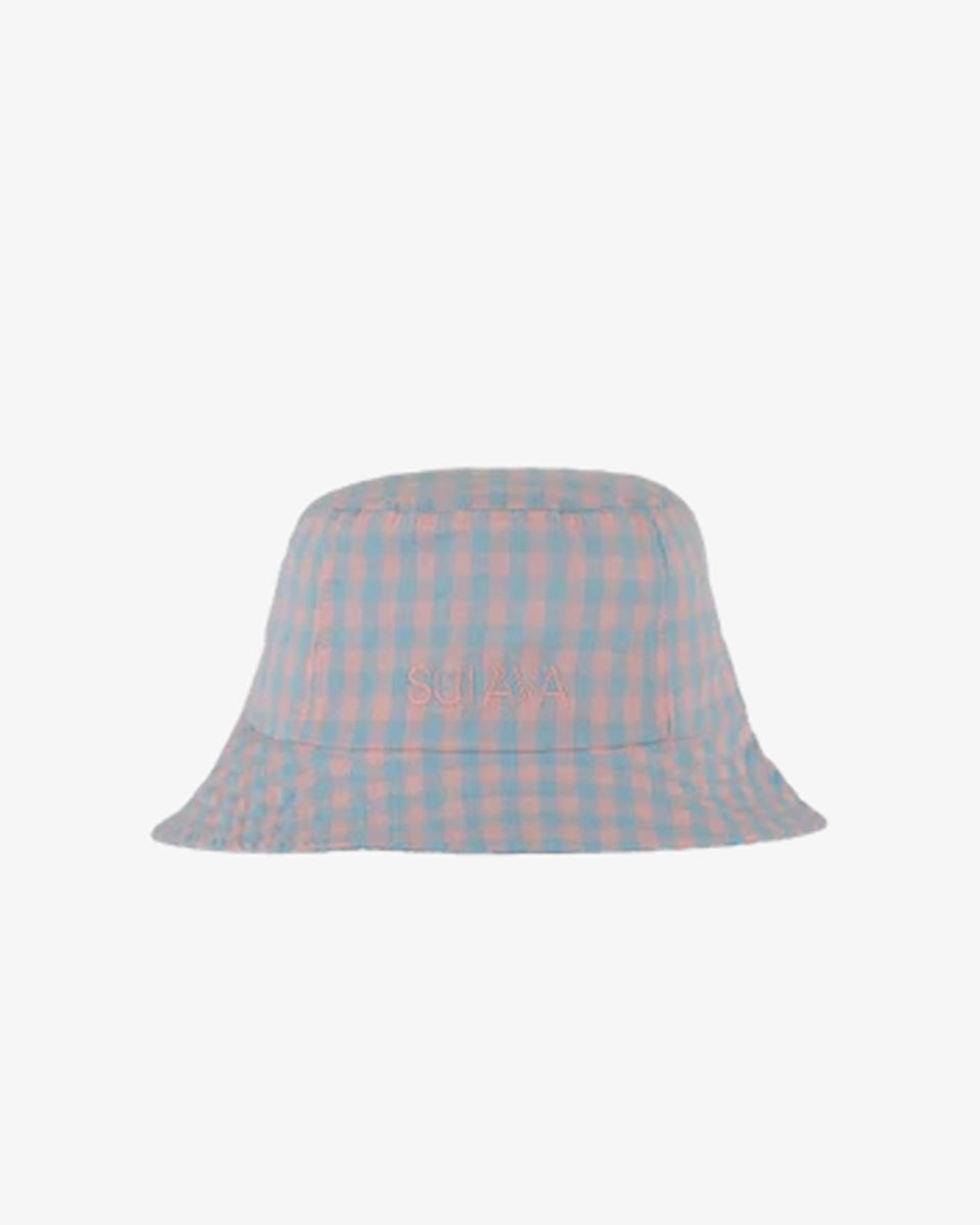 Letni, przewiewny kapelusz typu Bucket Hat SUI AVA z pięknym wzorem w kratkę. Z przodu posiada haftowane logo marki, a miękki materiał zapewnia całodzienny komfort.