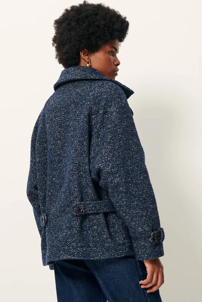 Luźny płaszcz wełniany typu bluza Lee Valley Denimwool marki Sessun wykonany z miękkiej, trójkolorowej tkaniny o splocie koszykowym, z efektem melanżowym. Posiada wysoki kołnierz, kieszenie oraz długie, raglanowe rękawy. Zapinany jest na duże guziki.