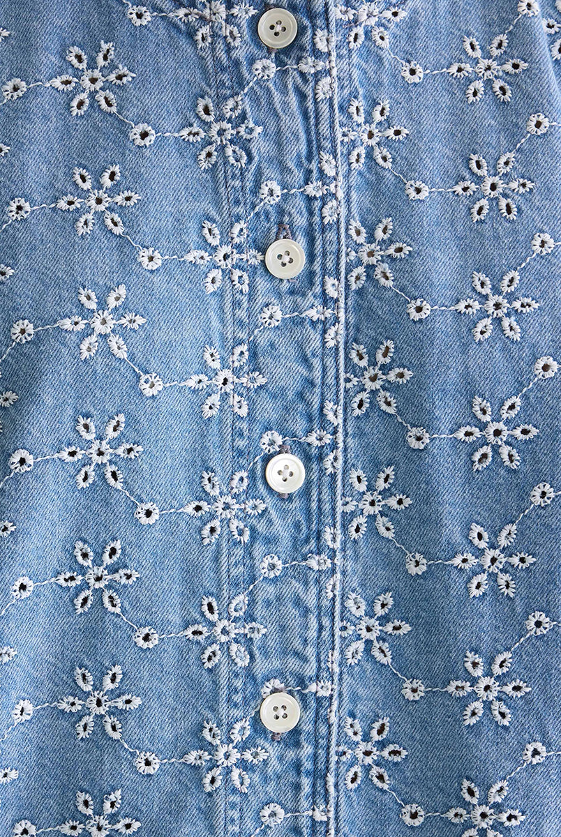 Luźna, jeansowa bluzka Pinda Denim marki BELLEROSE w kolorze spranego błękitu z okrągłym dekoltem i długimi rękawami z marszczonymi mankietami. Zapinana z przodu na guziki. Zdobiona haftowanymi, kwiatowymi detalami. Wykonana z bawełny.
-Luźny krój
-Długie rękawy z marszczonymi mankietami
-Biały haft kwiatowy 
