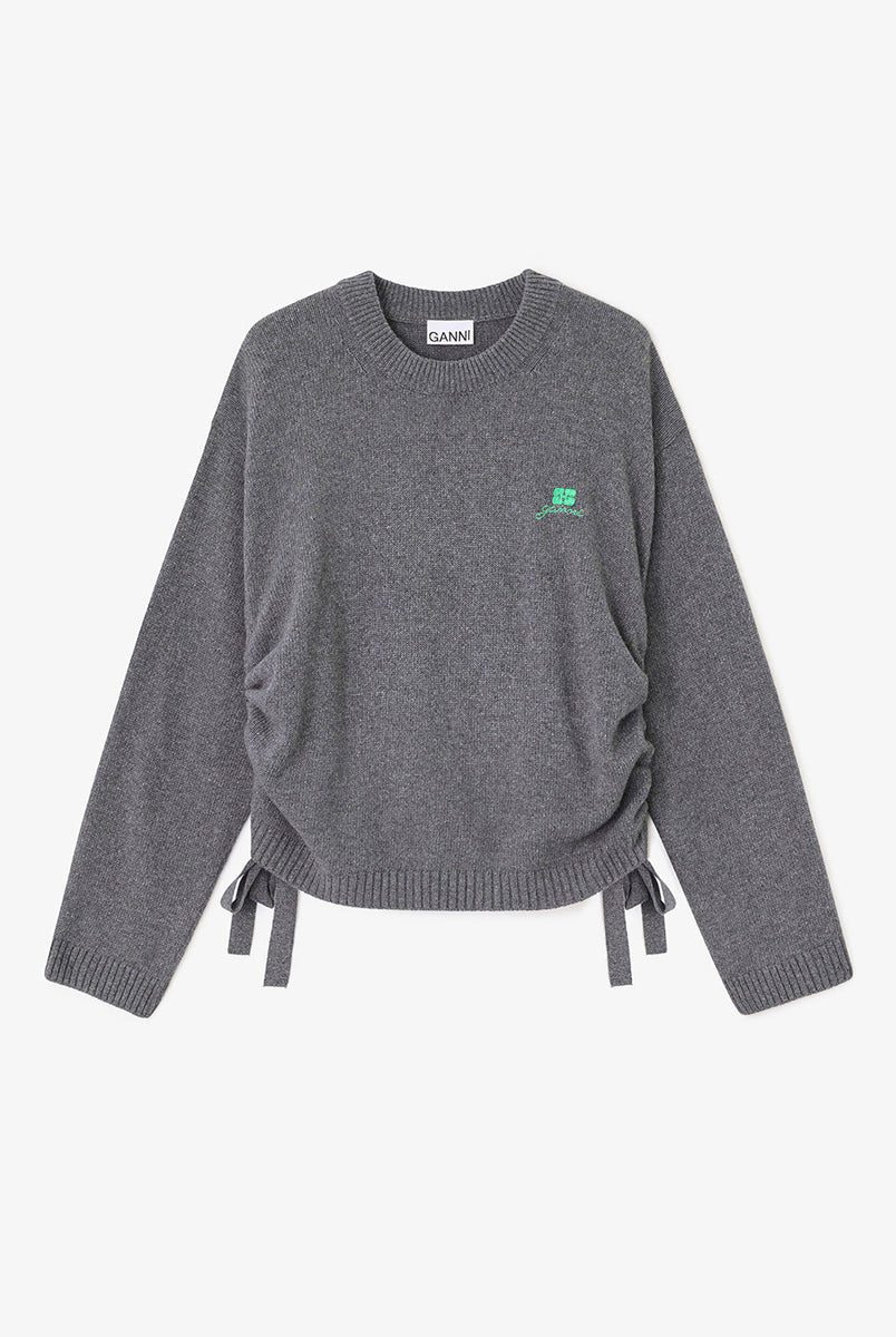 Szary, oversizowy sweter 2632 Charcoal Grey marki GANNI z okrągłym dekoltem i długimi rękawami. Posiada niewielkie logo marki na lewej piersi. Zakończony ściągaczami i wiązaniami u dołu. Wykonany z dzianiny z wełną. 