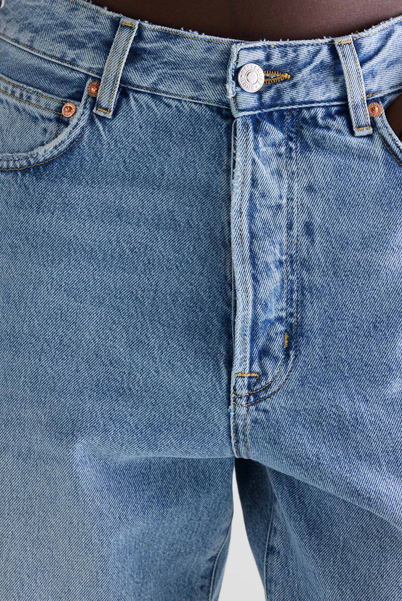 Proste jeansy 46/Kurt Blue Bleach marki BELLEROSE ze średnim stanem i szerokimi, skróconymi, podwiniętymi nogawkami. Posiadają 5 kieszeni i zapięcie na guziki. Mają średnią grubość. Wykonane z jasnoniebieskiego denimu z delikatnym efektem sprania.
-Jeśli wahasz się miedzy dwoma rozmiarami wybierz mniejszy rozmiar, aby uzyskać wyższy stan i krótszą długość 