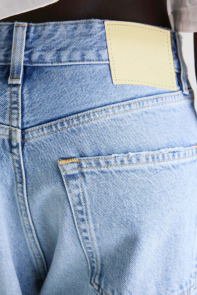 Proste jeansy 46/Kurt Blue Bleach marki BELLEROSE ze średnim stanem i szerokimi, skróconymi, podwiniętymi nogawkami. Posiadają 5 kieszeni i zapięcie na guziki. Mają średnią grubość. Wykonane z jasnoniebieskiego denimu z delikatnym efektem sprania.
-Jeśli wahasz się miedzy dwoma rozmiarami wybierz mniejszy rozmiar, aby uzyskać wyższy stan i krótszą długość 
