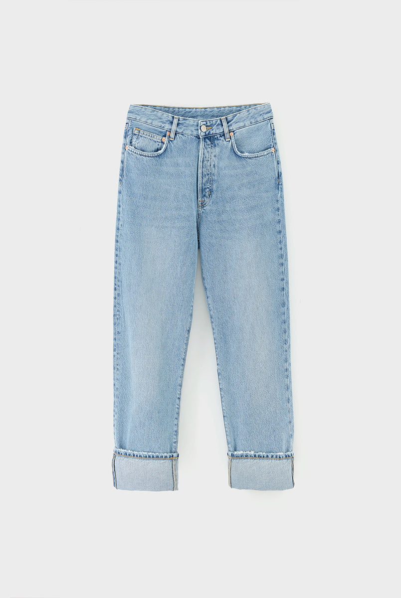 Proste jeansy 46/Kurt Blue Bleach marki BELLEROSE ze średnim stanem i szerokimi, skróconymi, podwiniętymi nogawkami. Posiadają 5 kieszeni i zapięcie na guziki. Mają średnią grubość. Wykonane z jasnoniebieskiego denimu z delikatnym efektem sprania.
-Jeśli wahasz się miedzy dwoma rozmiarami wybierz mniejszy rozmiar, aby uzyskać wyższy stan i krótszą długość 