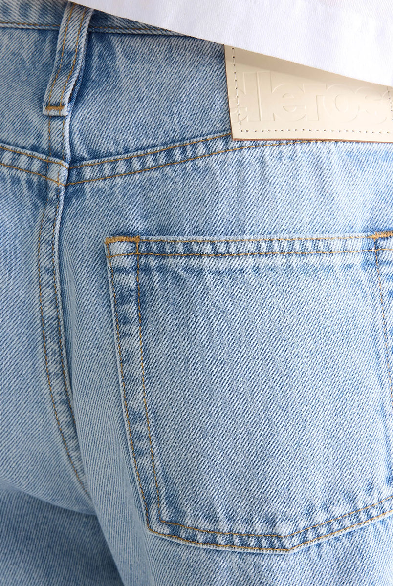 Luźne Jeansy 55/Pacy Blue Bleach marki BELLEROSE z niskim stanem, szerokimi nogawkami, odciętą talią i odsłoniętymi szwami bocznymi. Zapinane na zamek błyskawiczny. Posiadają 5 kieszeni. Wykonane z jasnoniebieskiego denimu o średniej grubości.
-Luźny krój
-Niski stan
-Wybierz standardowy rozmiar lub mniejszy, aby uzyskać lepsze dopasowanie, wyższy stan i krótszą długość
