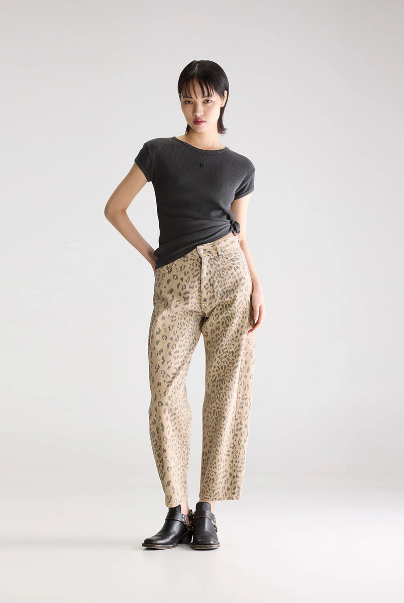 Jeansy w print panterkowy Kurtis Combo A marki Bellerose z wysokim stanem i bufiastymi nogawkami. Mają 5 kieszeni i zapięcie na zamek. Widoczny jest zamierzony efekt sprania oraz przetarcia na krawędziach. Krój jest delikatnie zwężany w biodrach, ale nie opinający ciała. Nogawki mają długość do kostek. Wykonane w 100% z bawełny. Nieelastyczne.
-Panterkowy print z efektem sprania i przetarciami
-Bufiaste, skrócone nogawki
-Rozmiarówka jest standardowa. Wybierz jeansy w rozmiarze, który zazwyczaj nosisz