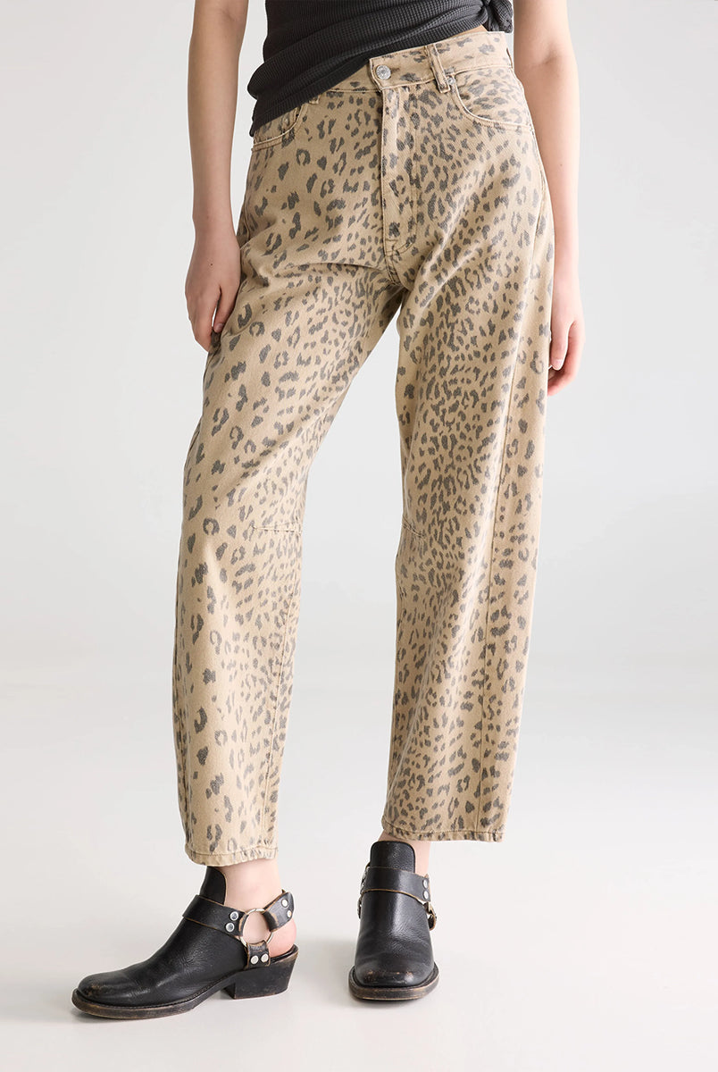 Jeansy w print panterkowy Kurtis Combo A marki Bellerose z wysokim stanem i bufiastymi nogawkami. Mają 5 kieszeni i zapięcie na zamek. Widoczny jest zamierzony efekt sprania oraz przetarcia na krawędziach. Krój jest delikatnie zwężany w biodrach, ale nie opinający ciała. Nogawki mają długość do kostek. Wykonane w 100% z bawełny. Nieelastyczne.
-Panterkowy print z efektem sprania i przetarciami
-Bufiaste, skrócone nogawki
-Rozmiarówka jest standardowa. Wybierz jeansy w rozmiarze, który zazwyczaj nosisz