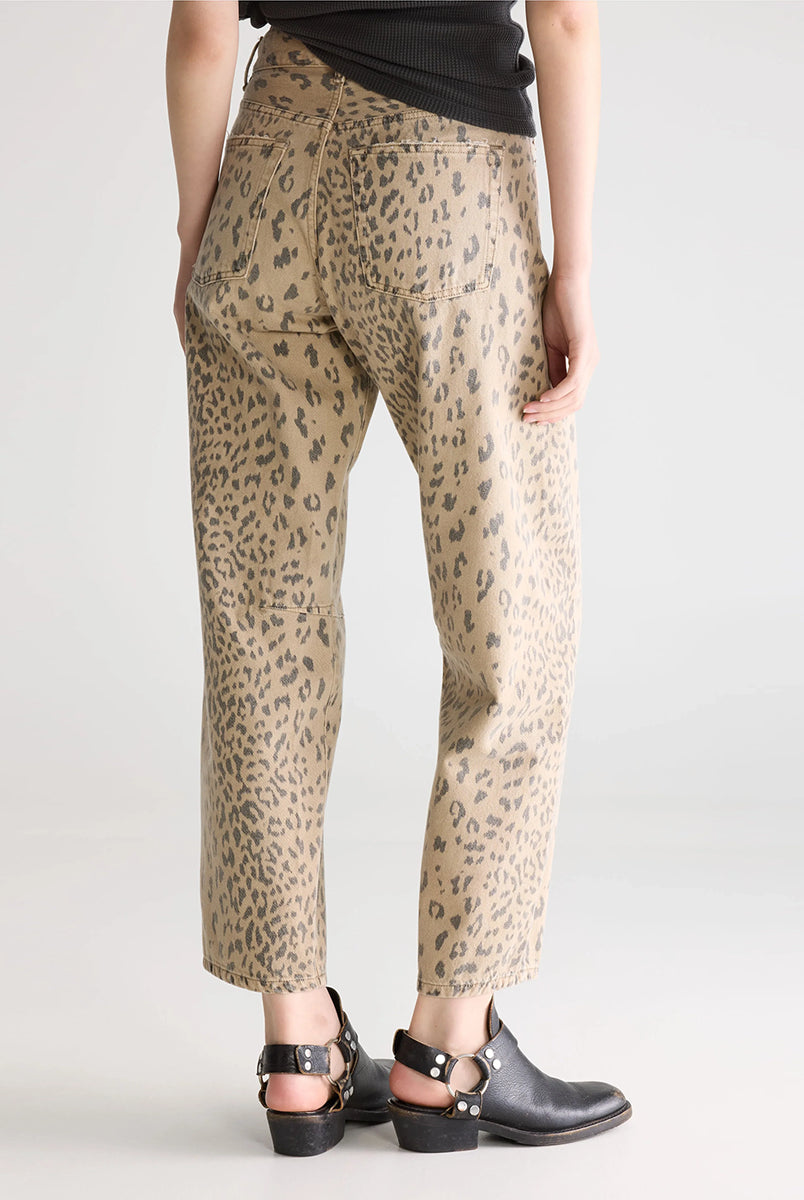 Jeansy w print panterkowy Kurtis Combo A marki Bellerose z wysokim stanem i bufiastymi nogawkami. Mają 5 kieszeni i zapięcie na zamek. Widoczny jest zamierzony efekt sprania oraz przetarcia na krawędziach. Krój jest delikatnie zwężany w biodrach, ale nie opinający ciała. Nogawki mają długość do kostek. Wykonane w 100% z bawełny. Nieelastyczne.
-Panterkowy print z efektem sprania i przetarciami
-Bufiaste, skrócone nogawki
-Rozmiarówka jest standardowa. Wybierz jeansy w rozmiarze, który zazwyczaj nosisz
