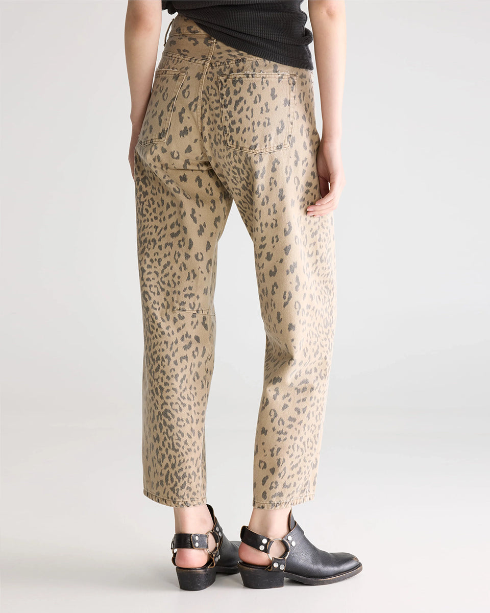 Jeansy w print panterkowy Kurtis Combo A marki Bellerose z wysokim stanem i bufiastymi nogawkami. Mają 5 kieszeni i zapięcie na zamek. Widoczny jest zamierzony efekt sprania oraz przetarcia na krawędziach. Krój jest delikatnie zwężany w biodrach, ale nie opinający ciała. Nogawki mają długość do kostek. Wykonane w 100% z bawełny. Nieelastyczne.
-Panterkowy print z efektem sprania i przetarciami
-Bufiaste, skrócone nogawki
-Rozmiarówka jest standardowa. Wybierz jeansy w rozmiarze, który zazwyczaj nosisz