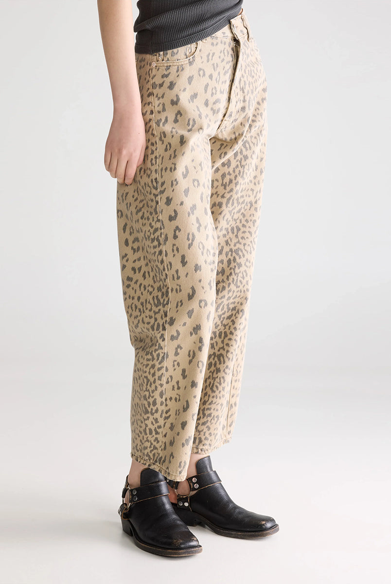 Jeansy w print panterkowy Kurtis Combo A marki Bellerose z wysokim stanem i bufiastymi nogawkami. Mają 5 kieszeni i zapięcie na zamek. Widoczny jest zamierzony efekt sprania oraz przetarcia na krawędziach. Krój jest delikatnie zwężany w biodrach, ale nie opinający ciała. Nogawki mają długość do kostek. Wykonane w 100% z bawełny. Nieelastyczne.
-Panterkowy print z efektem sprania i przetarciami
-Bufiaste, skrócone nogawki
-Rozmiarówka jest standardowa. Wybierz jeansy w rozmiarze, który zazwyczaj nosisz