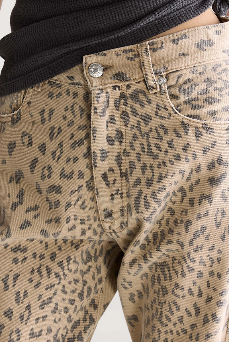 Jeansy w print panterkowy Kurtis Combo A marki Bellerose z wysokim stanem i bufiastymi nogawkami. Mają 5 kieszeni i zapięcie na zamek. Widoczny jest zamierzony efekt sprania oraz przetarcia na krawędziach. Krój jest delikatnie zwężany w biodrach, ale nie opinający ciała. Nogawki mają długość do kostek. Wykonane w 100% z bawełny. Nieelastyczne.
-Panterkowy print z efektem sprania i przetarciami
-Bufiaste, skrócone nogawki
-Rozmiarówka jest standardowa. Wybierz jeansy w rozmiarze, który zazwyczaj nosisz