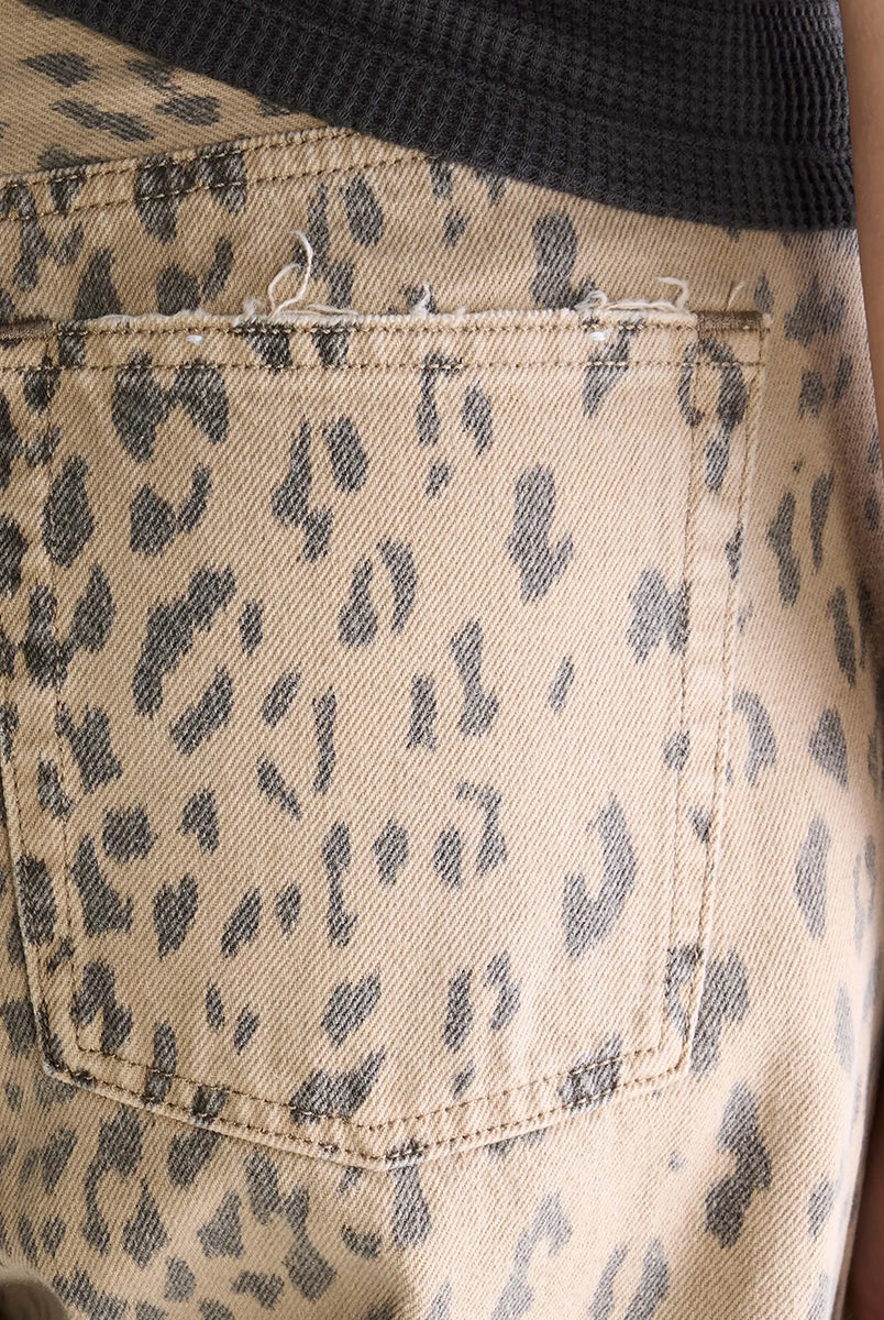 Jeansy w print panterkowy Kurtis Combo A marki Bellerose z wysokim stanem i bufiastymi nogawkami. Mają 5 kieszeni i zapięcie na zamek. Widoczny jest zamierzony efekt sprania oraz przetarcia na krawędziach. Krój jest delikatnie zwężany w biodrach, ale nie opinający ciała. Nogawki mają długość do kostek. Wykonane w 100% z bawełny. Nieelastyczne.
-Panterkowy print z efektem sprania i przetarciami
-Bufiaste, skrócone nogawki
-Rozmiarówka jest standardowa. Wybierz jeansy w rozmiarze, który zazwyczaj nosisz
