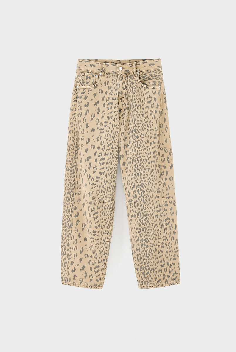 Jeansy w print panterkowy Kurtis Combo A marki Bellerose z wysokim stanem i bufiastymi nogawkami. Mają 5 kieszeni i zapięcie na zamek. Widoczny jest zamierzony efekt sprania oraz przetarcia na krawędziach. Krój jest delikatnie zwężany w biodrach, ale nie opinający ciała. Nogawki mają długość do kostek. Wykonane w 100% z bawełny. Nieelastyczne.
-Panterkowy print z efektem sprania i przetarciami
-Bufiaste, skrócone nogawki
-Rozmiarówka jest standardowa. Wybierz jeansy w rozmiarze, który zazwyczaj nosisz