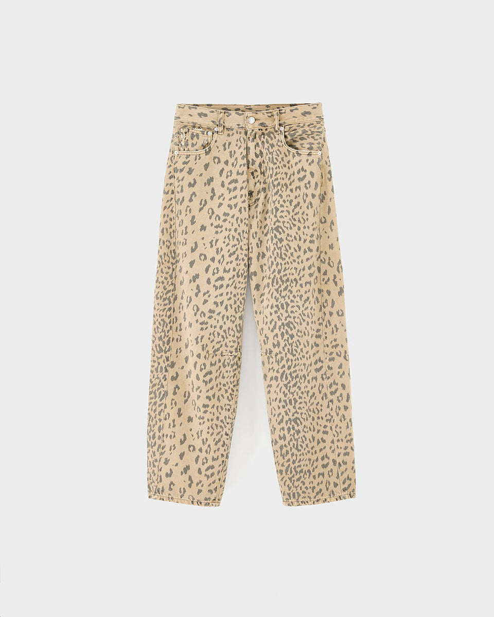 Jeansy w print panterkowy Kurtis Combo A marki Bellerose z wysokim stanem i bufiastymi nogawkami. Mają 5 kieszeni i zapięcie na zamek. Widoczny jest zamierzony efekt sprania oraz przetarcia na krawędziach. Krój jest delikatnie zwężany w biodrach, ale nie opinający ciała. Nogawki mają długość do kostek. Wykonane w 100% z bawełny. Nieelastyczne.
-Panterkowy print z efektem sprania i przetarciami
-Bufiaste, skrócone nogawki
-Rozmiarówka jest standardowa. Wybierz jeansy w rozmiarze, który zazwyczaj nosisz