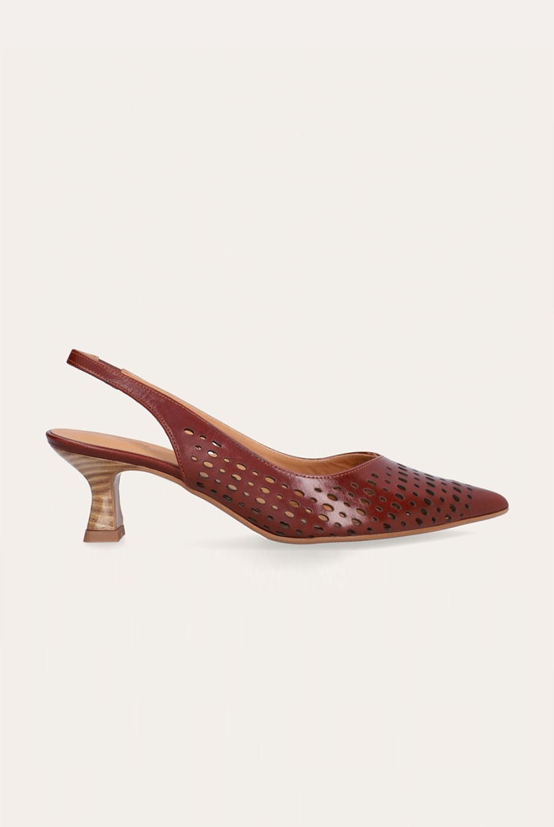 Ręcznie wykonane czółenka typu sling back 9459 Brown Billi Bi Copenhagen z brązowej, gładkiej skóry. Mają noski w szpic, co optycznie wydłuża stopę. Charakterystycznym elementem jest ażurowa tekstura. Buty mają niski, stabilny obcas z fakturą przypominającą jasne drewno. Idealnie sprawdzą się na codzień.
-Buty mają standardową rozmiarówkę. Zamów je w rozmiarze jaki normalnie nosisz
