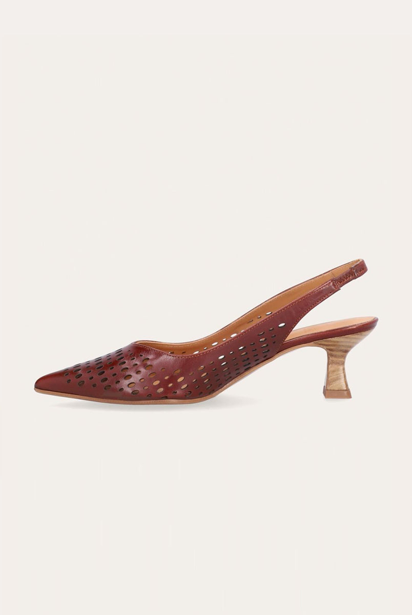 Ręcznie wykonane czółenka typu sling back 9459 Brown Billi Bi Copenhagen z brązowej, gładkiej skóry. Mają noski w szpic, co optycznie wydłuża stopę. Charakterystycznym elementem jest ażurowa tekstura. Buty mają niski, stabilny obcas z fakturą przypominającą jasne drewno. Idealnie sprawdzą się na codzień.
-Buty mają standardową rozmiarówkę. Zamów je w rozmiarze jaki normalnie nosisz