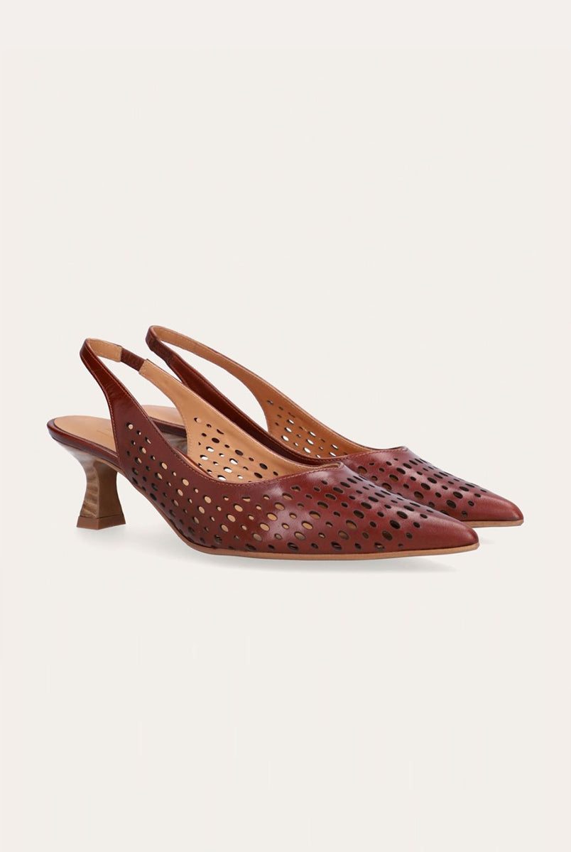 Ręcznie wykonane czółenka typu sling back 9459 Brown Billi Bi Copenhagen z brązowej, gładkiej skóry. Mają noski w szpic, co optycznie wydłuża stopę. Charakterystycznym elementem jest ażurowa tekstura. Buty mają niski, stabilny obcas z fakturą przypominającą jasne drewno. Idealnie sprawdzą się na codzień.
-Buty mają standardową rozmiarówkę. Zamów je w rozmiarze jaki normalnie nosisz