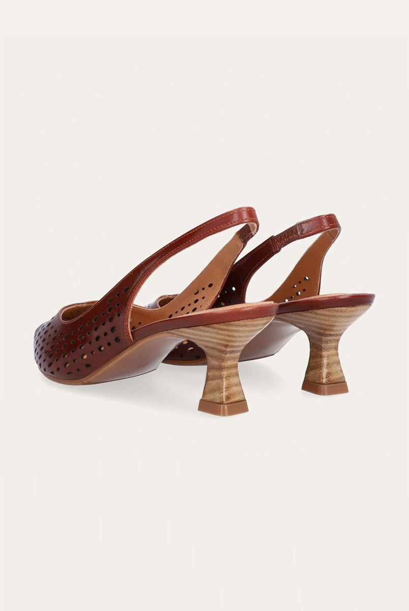 Ręcznie wykonane czółenka typu sling back 9459 Brown Billi Bi Copenhagen z brązowej, gładkiej skóry. Mają noski w szpic, co optycznie wydłuża stopę. Charakterystycznym elementem jest ażurowa tekstura. Buty mają niski, stabilny obcas z fakturą przypominającą jasne drewno. Idealnie sprawdzą się na codzień.
-Buty mają standardową rozmiarówkę. Zamów je w rozmiarze jaki normalnie nosisz