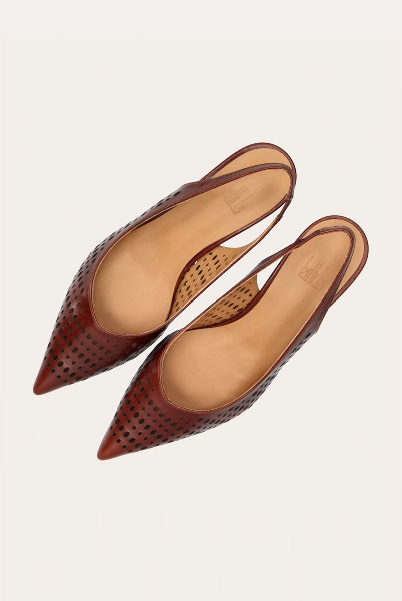 Ręcznie wykonane czółenka typu sling back 9459 Brown Billi Bi Copenhagen z brązowej, gładkiej skóry. Mają noski w szpic, co optycznie wydłuża stopę. Charakterystycznym elementem jest ażurowa tekstura. Buty mają niski, stabilny obcas z fakturą przypominającą jasne drewno. Idealnie sprawdzą się na codzień.
-Buty mają standardową rozmiarówkę. Zamów je w rozmiarze jaki normalnie nosisz