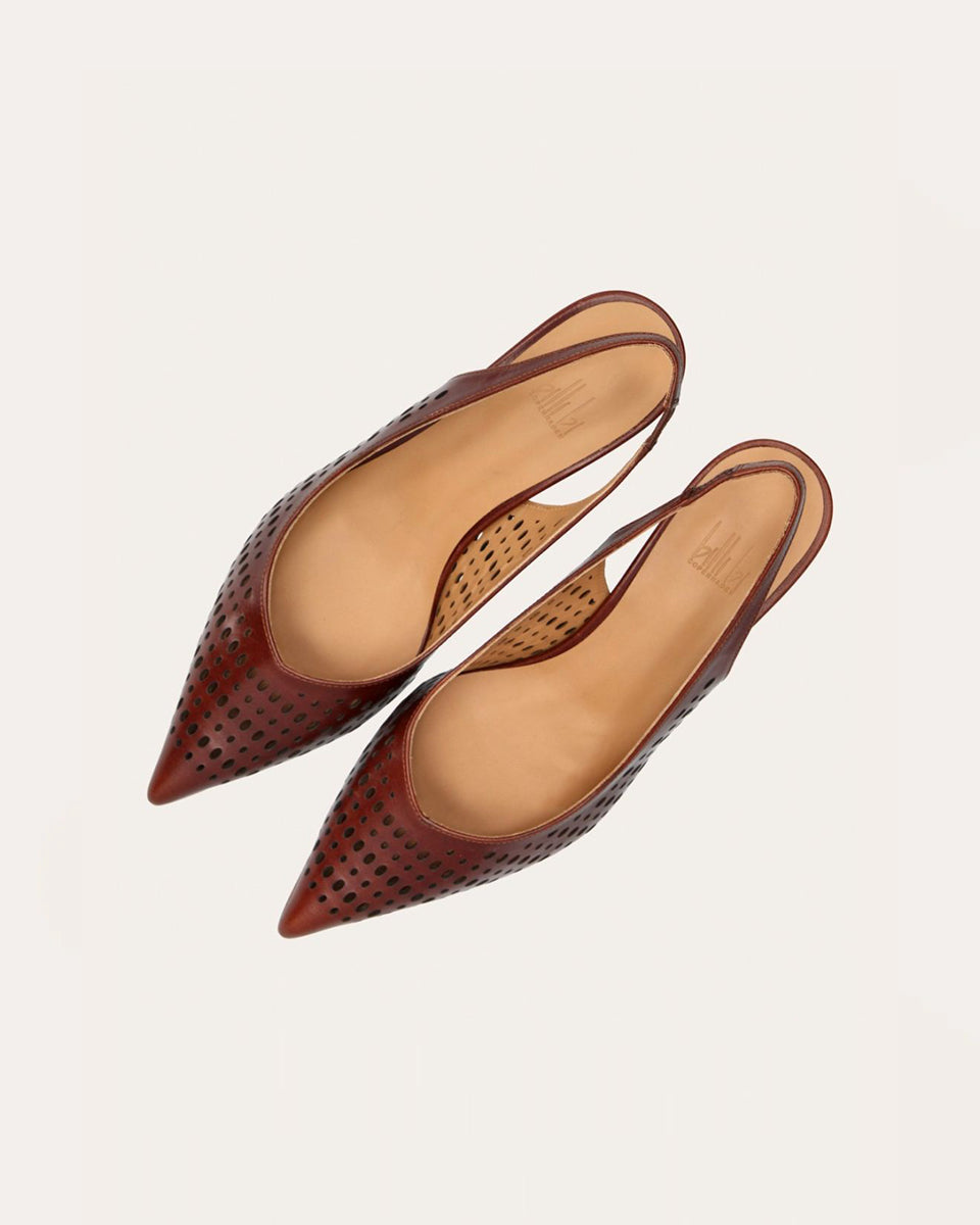 Ręcznie wykonane czółenka typu sling back 9459 Brown Billi Bi Copenhagen z brązowej, gładkiej skóry. Mają noski w szpic, co optycznie wydłuża stopę. Charakterystycznym elementem jest ażurowa tekstura. Buty mają niski, stabilny obcas z fakturą przypominającą jasne drewno. Idealnie sprawdzą się na codzień.
-Buty mają standardową rozmiarówkę. Zamów je w rozmiarze jaki normalnie nosisz