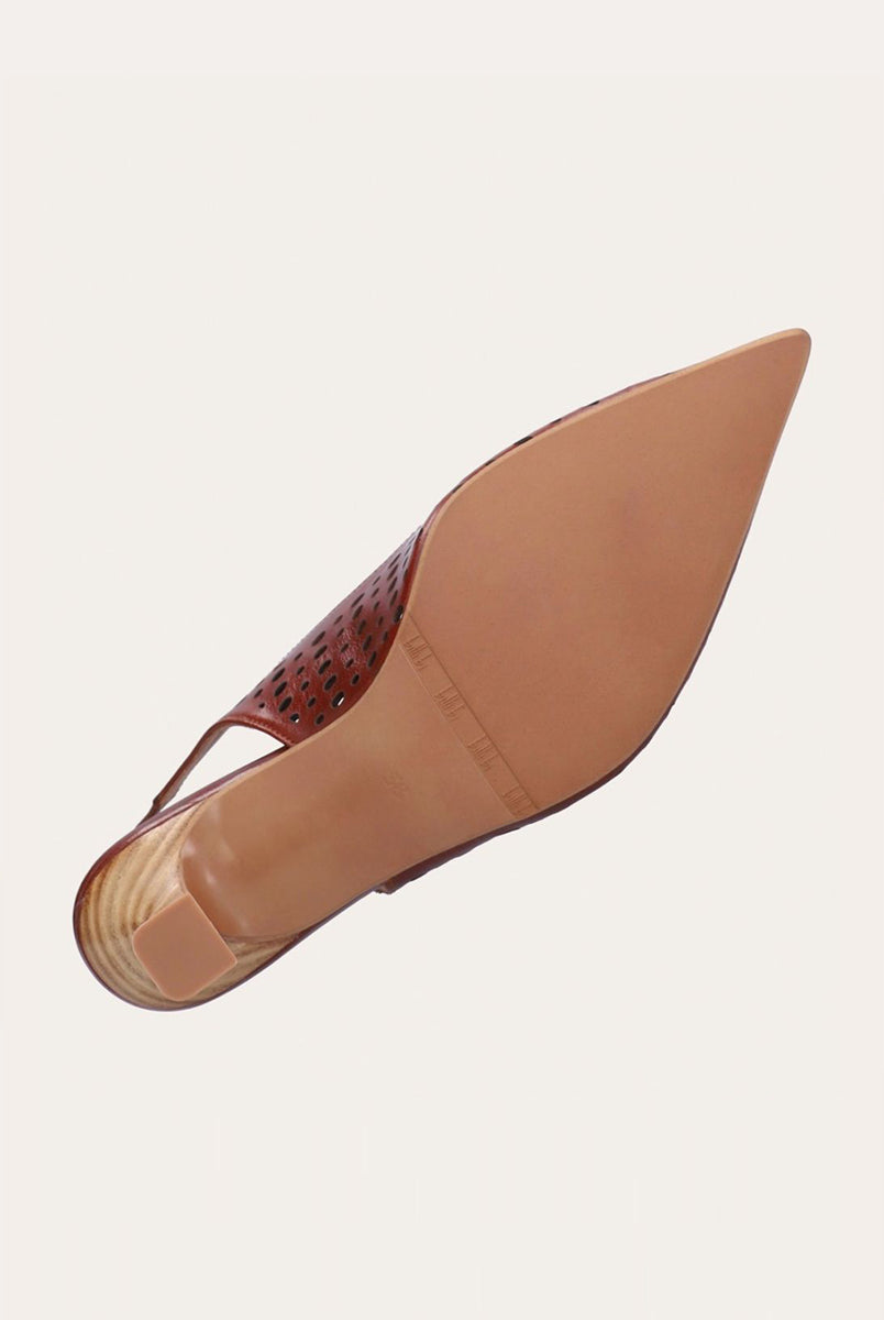 Ręcznie wykonane czółenka typu sling back 9459 Brown Billi Bi Copenhagen z brązowej, gładkiej skóry. Mają noski w szpic, co optycznie wydłuża stopę. Charakterystycznym elementem jest ażurowa tekstura. Buty mają niski, stabilny obcas z fakturą przypominającą jasne drewno. Idealnie sprawdzą się na codzień.
-Buty mają standardową rozmiarówkę. Zamów je w rozmiarze jaki normalnie nosisz