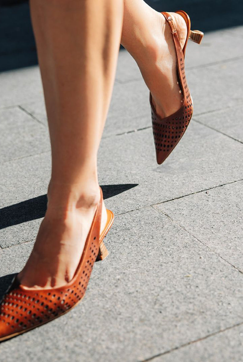 Ręcznie wykonane czółenka typu sling back 9459 Brown Billi Bi Copenhagen z brązowej, gładkiej skóry. Mają noski w szpic, co optycznie wydłuża stopę. Charakterystycznym elementem jest ażurowa tekstura. Buty mają niski, stabilny obcas z fakturą przypominającą jasne drewno. Idealnie sprawdzą się na codzień.
-Buty mają standardową rozmiarówkę. Zamów je w rozmiarze jaki normalnie nosisz