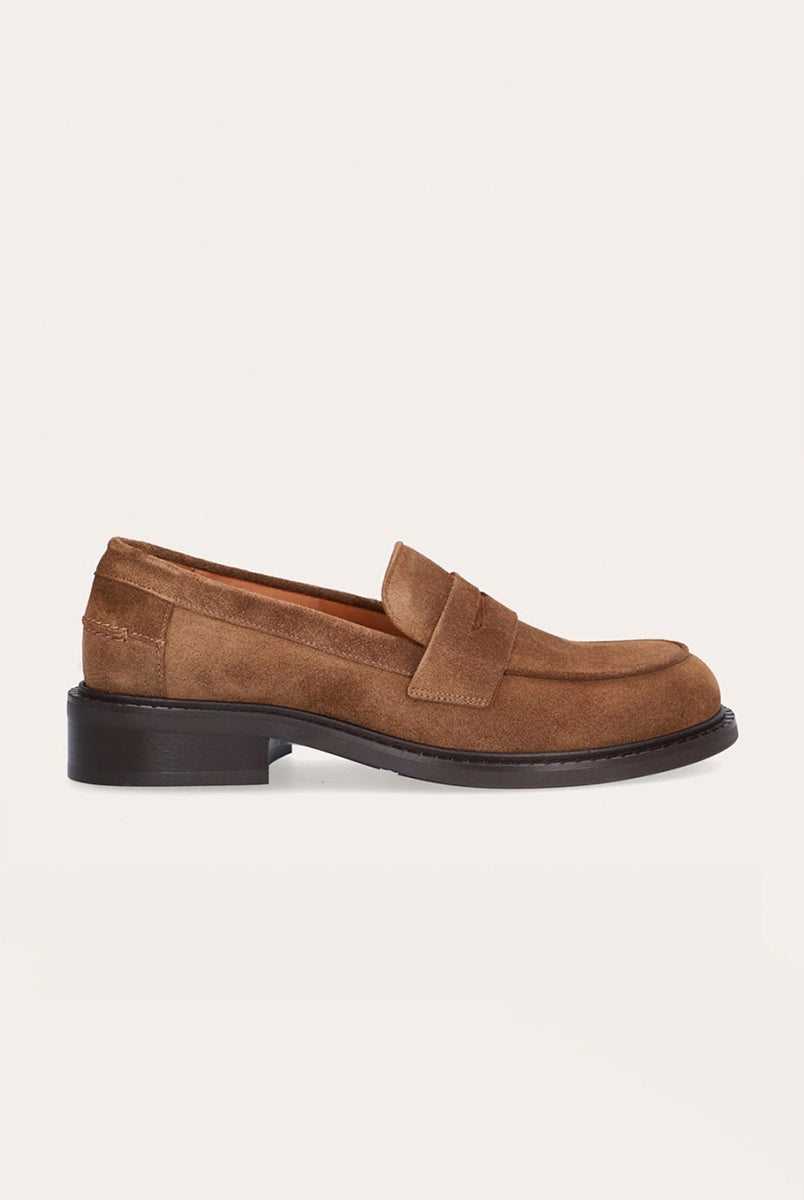 Ręcznie wykonane mokasyny 9705 Brown Billi Bi Copenhagen z jasnobrązowego zamszu z okrągłym noskiem. Buty mają klasyczny fason i wygodną, gumową podeszwę zewnętrzną z szerokim, niewysokim obcasem. Posiadają ozdobne wycięcie z przodu oraz lamówkę z przodu i z tyłu co nadaje im niepowtarzalnego charakteru.
-Rozmiarówka jest standardowa. Zamów rozmiar, który nosisz zazwyczaj.