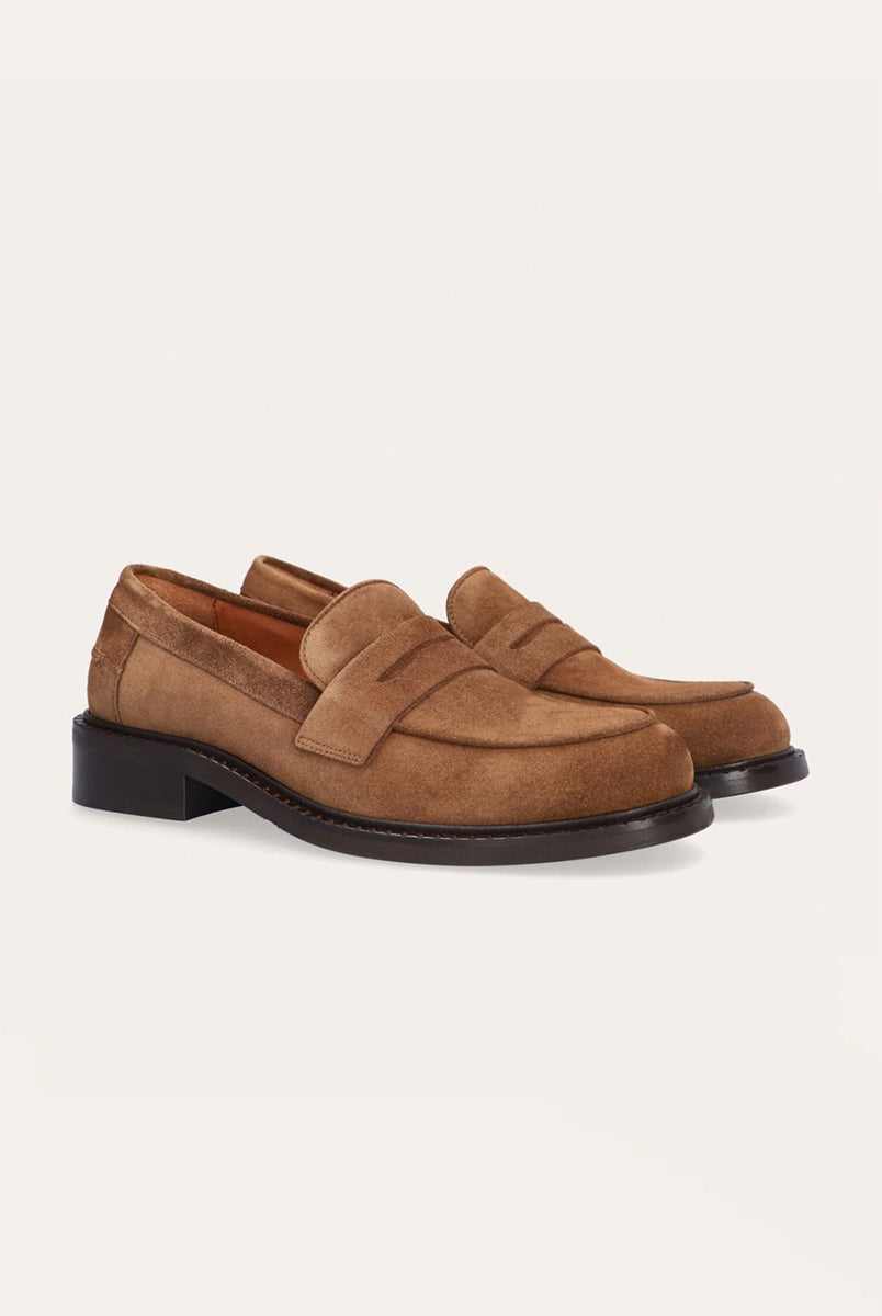 Ręcznie wykonane mokasyny 9705 Brown Billi Bi Copenhagen z jasnobrązowego zamszu z okrągłym noskiem. Buty mają klasyczny fason i wygodną, gumową podeszwę zewnętrzną z szerokim, niewysokim obcasem. Posiadają ozdobne wycięcie z przodu oraz lamówkę z przodu i z tyłu co nadaje im niepowtarzalnego charakteru.
-Rozmiarówka jest standardowa. Zamów rozmiar, który nosisz zazwyczaj.