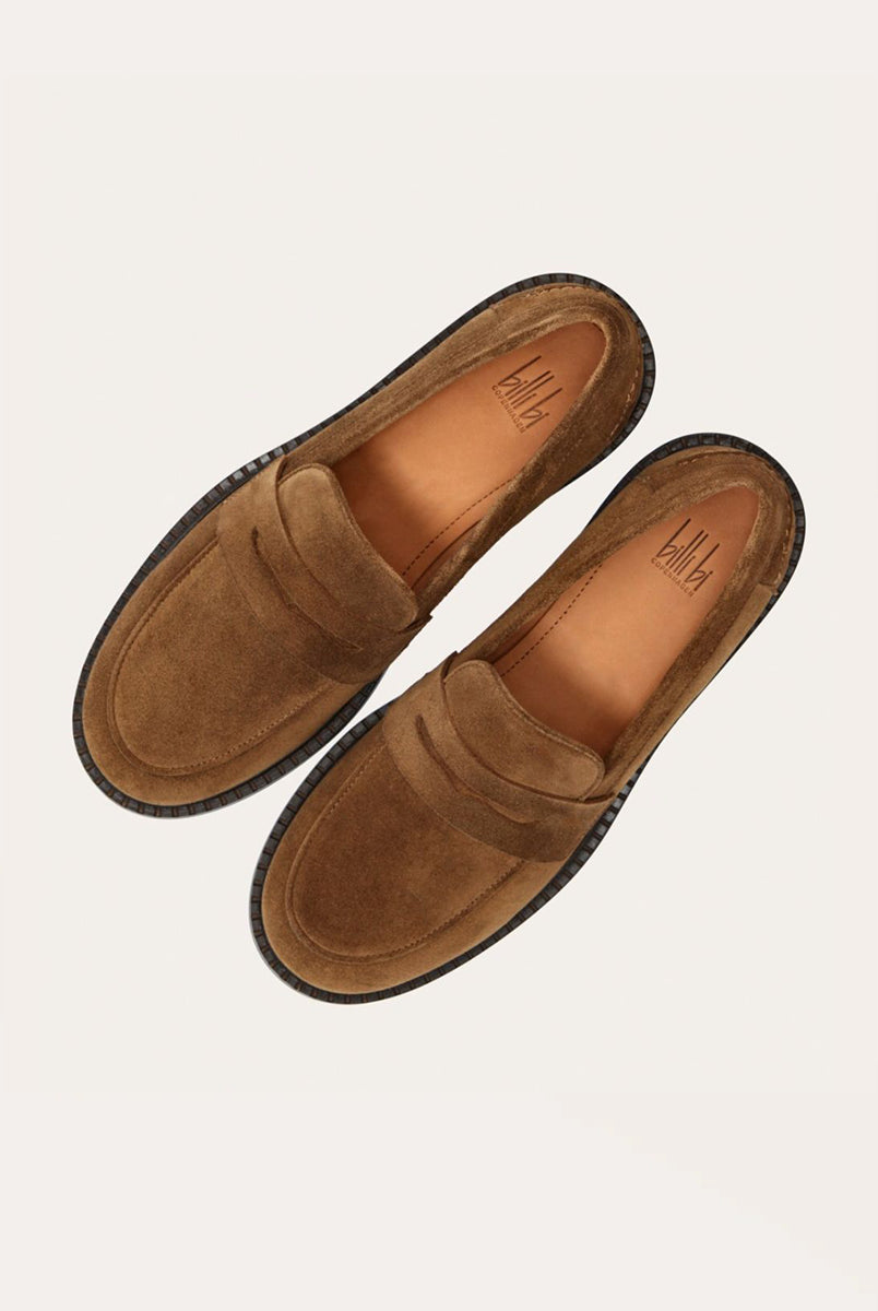 Ręcznie wykonane mokasyny 9705 Brown Billi Bi Copenhagen z jasnobrązowego zamszu z okrągłym noskiem. Buty mają klasyczny fason i wygodną, gumową podeszwę zewnętrzną z szerokim, niewysokim obcasem. Posiadają ozdobne wycięcie z przodu oraz lamówkę z przodu i z tyłu co nadaje im niepowtarzalnego charakteru.
-Rozmiarówka jest standardowa. Zamów rozmiar, który nosisz zazwyczaj.