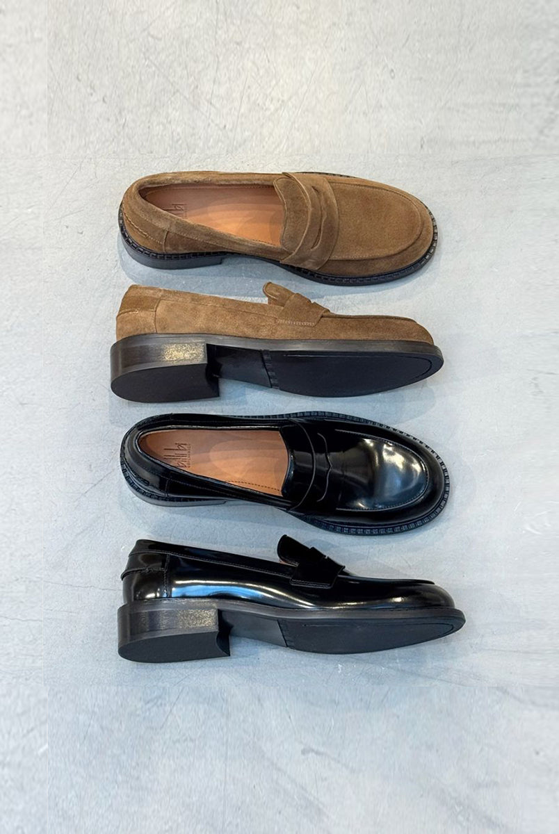 Ręcznie wykonane mokasyny 9705 Brown Billi Bi Copenhagen z jasnobrązowego zamszu z okrągłym noskiem. Buty mają klasyczny fason i wygodną, gumową podeszwę zewnętrzną z szerokim, niewysokim obcasem. Posiadają ozdobne wycięcie z przodu oraz lamówkę z przodu i z tyłu co nadaje im niepowtarzalnego charakteru.
-Rozmiarówka jest standardowa. Zamów rozmiar, który nosisz zazwyczaj.