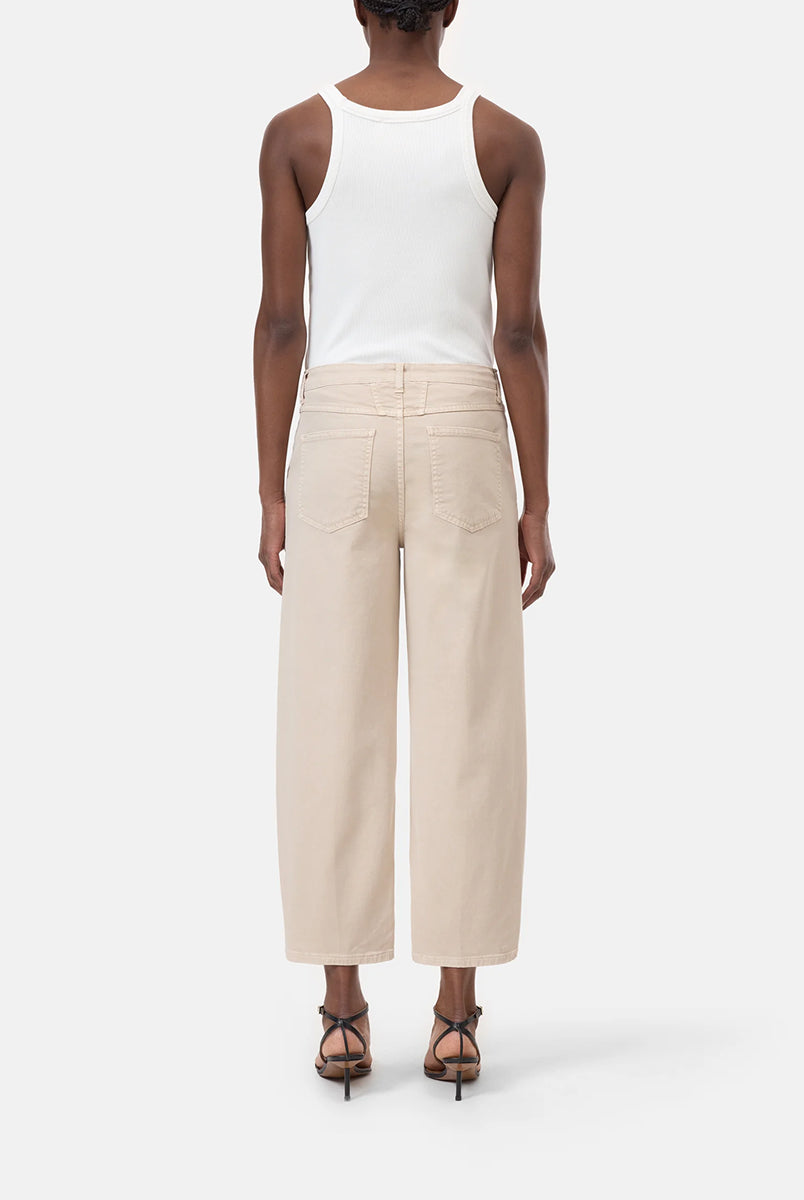 Luźne jeansy o lekko spranym wyglądzie Stover-X CLOSED Clay Beige ze średnim stanem, skróconą nogawką i charakterystycznym dla marki wzorem kieszeni X-pocket. Wykonane z miękkiej bawełny organicznej z dodatkiem streczu, co zapewnia wyjątkowy komfort. Wyprodukowano we Włoszech.
-Zamów w swoim standardowym rozmiarze