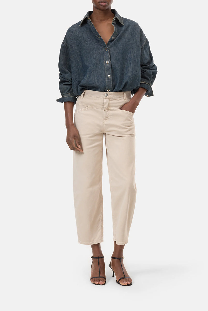 Luźne jeansy o lekko spranym wyglądzie Stover-X CLOSED Clay Beige ze średnim stanem, skróconą nogawką i charakterystycznym dla marki wzorem kieszeni X-pocket. Wykonane z miękkiej bawełny organicznej z dodatkiem streczu, co zapewnia wyjątkowy komfort. Wyprodukowano we Włoszech.
-Zamów w swoim standardowym rozmiarze