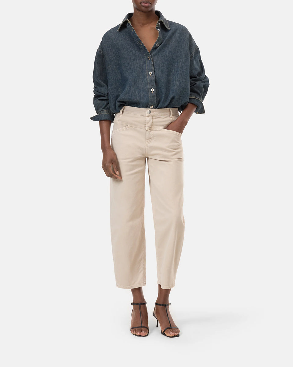 Luźne jeansy o lekko spranym wyglądzie Stover-X CLOSED Clay Beige ze średnim stanem, skróconą nogawką i charakterystycznym dla marki wzorem kieszeni X-pocket. Wykonane z miękkiej bawełny organicznej z dodatkiem streczu, co zapewnia wyjątkowy komfort. Wyprodukowano we Włoszech.
-Zamów w swoim standardowym rozmiarze