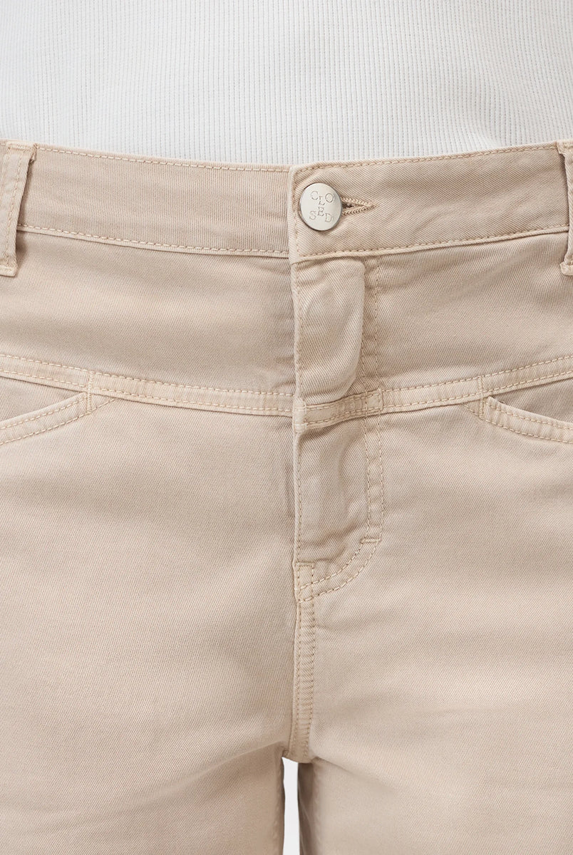 Luźne jeansy o lekko spranym wyglądzie Stover-X CLOSED Clay Beige ze średnim stanem, skróconą nogawką i charakterystycznym dla marki wzorem kieszeni X-pocket. Wykonane z miękkiej bawełny organicznej z dodatkiem streczu, co zapewnia wyjątkowy komfort. Wyprodukowano we Włoszech.
-Zamów w swoim standardowym rozmiarze