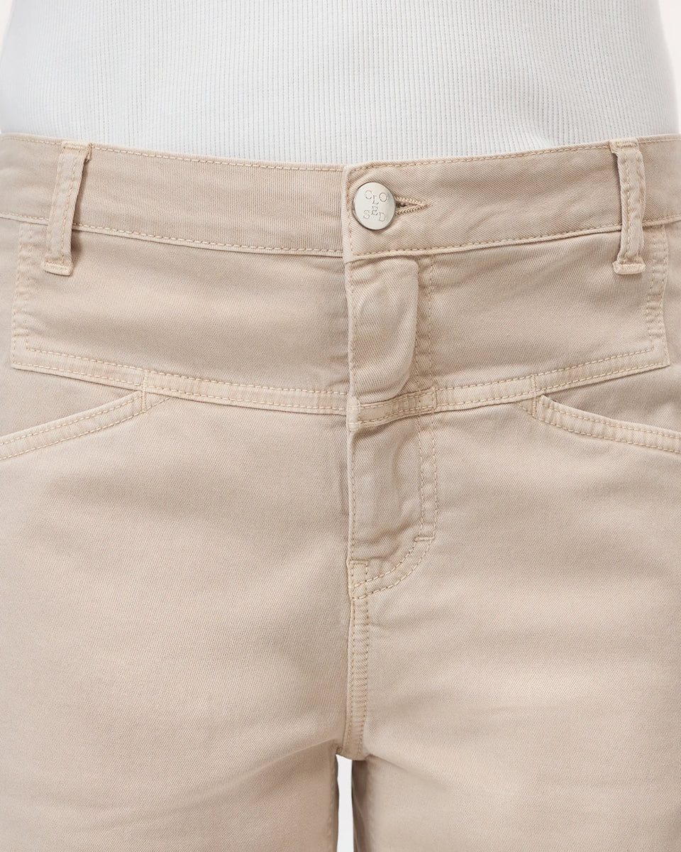 Luźne jeansy o lekko spranym wyglądzie Stover-X CLOSED Clay Beige ze średnim stanem, skróconą nogawką i charakterystycznym dla marki wzorem kieszeni X-pocket. Wykonane z miękkiej bawełny organicznej z dodatkiem streczu, co zapewnia wyjątkowy komfort. Wyprodukowano we Włoszech.
-Zamów w swoim standardowym rozmiarze