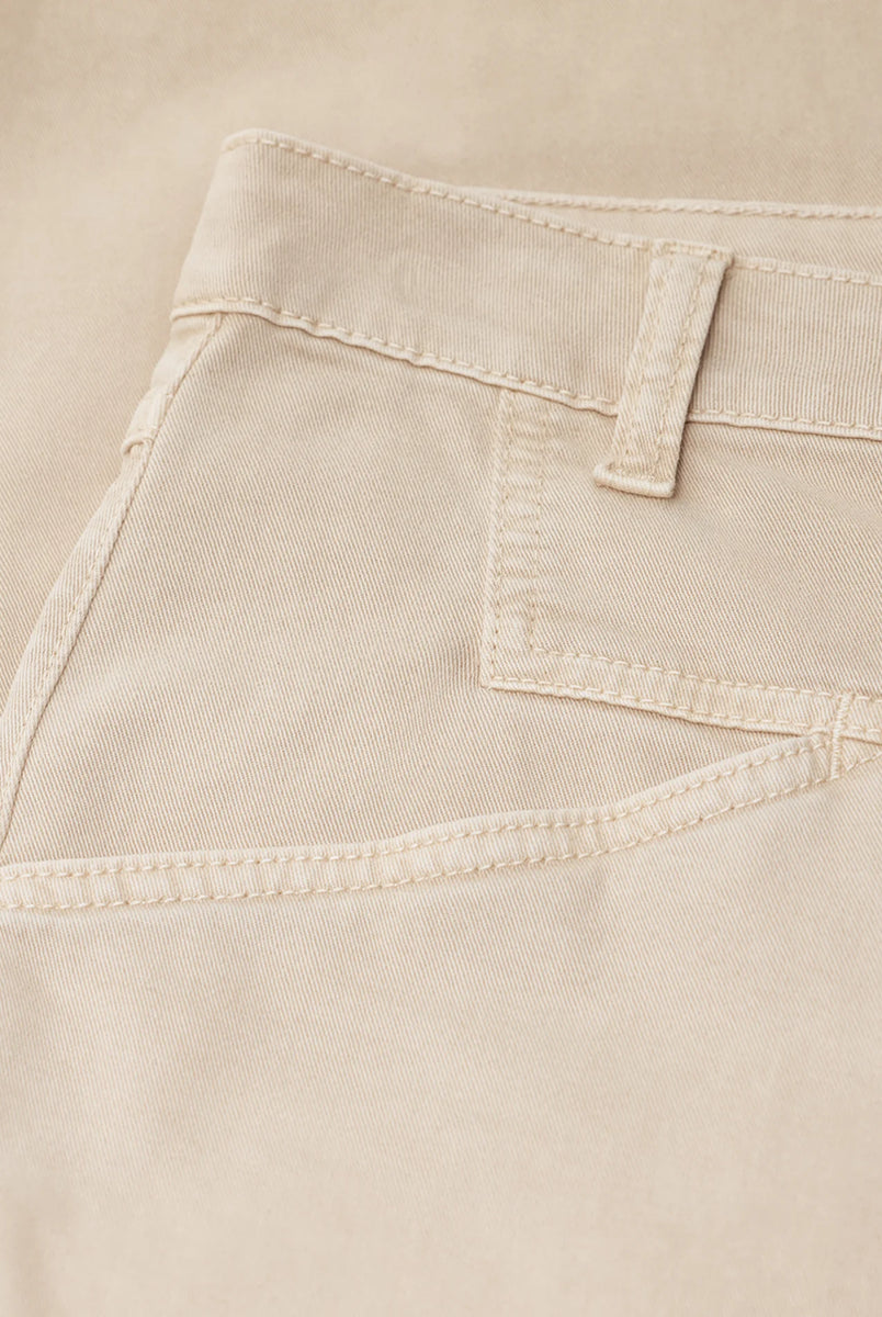 Luźne jeansy o lekko spranym wyglądzie Stover-X CLOSED Clay Beige ze średnim stanem, skróconą nogawką i charakterystycznym dla marki wzorem kieszeni X-pocket. Wykonane z miękkiej bawełny organicznej z dodatkiem streczu, co zapewnia wyjątkowy komfort. Wyprodukowano we Włoszech.
-Zamów w swoim standardowym rozmiarze