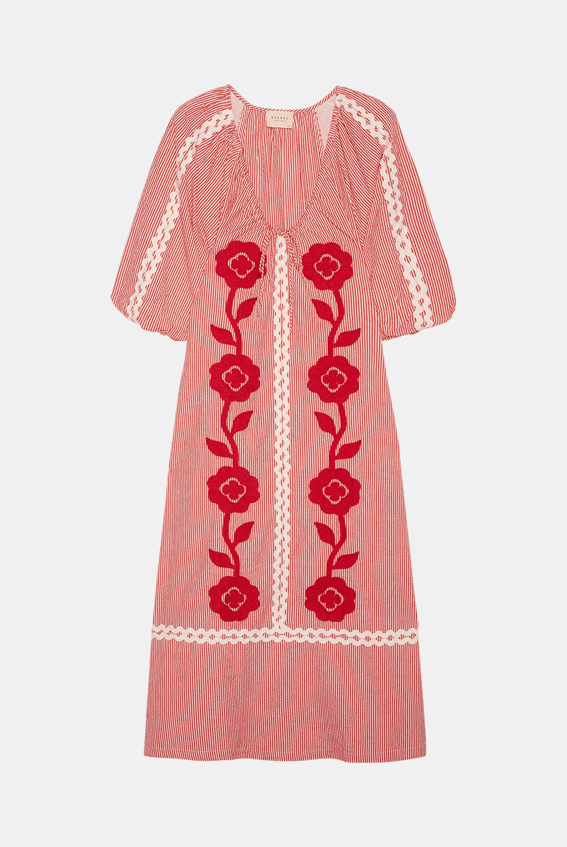 Szeroka, luźna sukienka Abelone Red Flower marki SISSEL EDELBO z obszernymi rękawami typu raglan z elastycznymi otworami i szerokim dekoltem w serek, który ściągany jest regulowanym sznurkiem. Posiada miękką podszewkę, która nadaje bufiasty kształt. Ozdobiona jest wyrazistym, kwiatowym haftem oraz szerokimi, zygzakowatymi taśmami. Wykonana w 100% z jakościowej bawełny organicznej.
-Luźny, szeroki krój
-Kwiatowy haft
-Ściągany dekolt w serek
-ONE SIZE